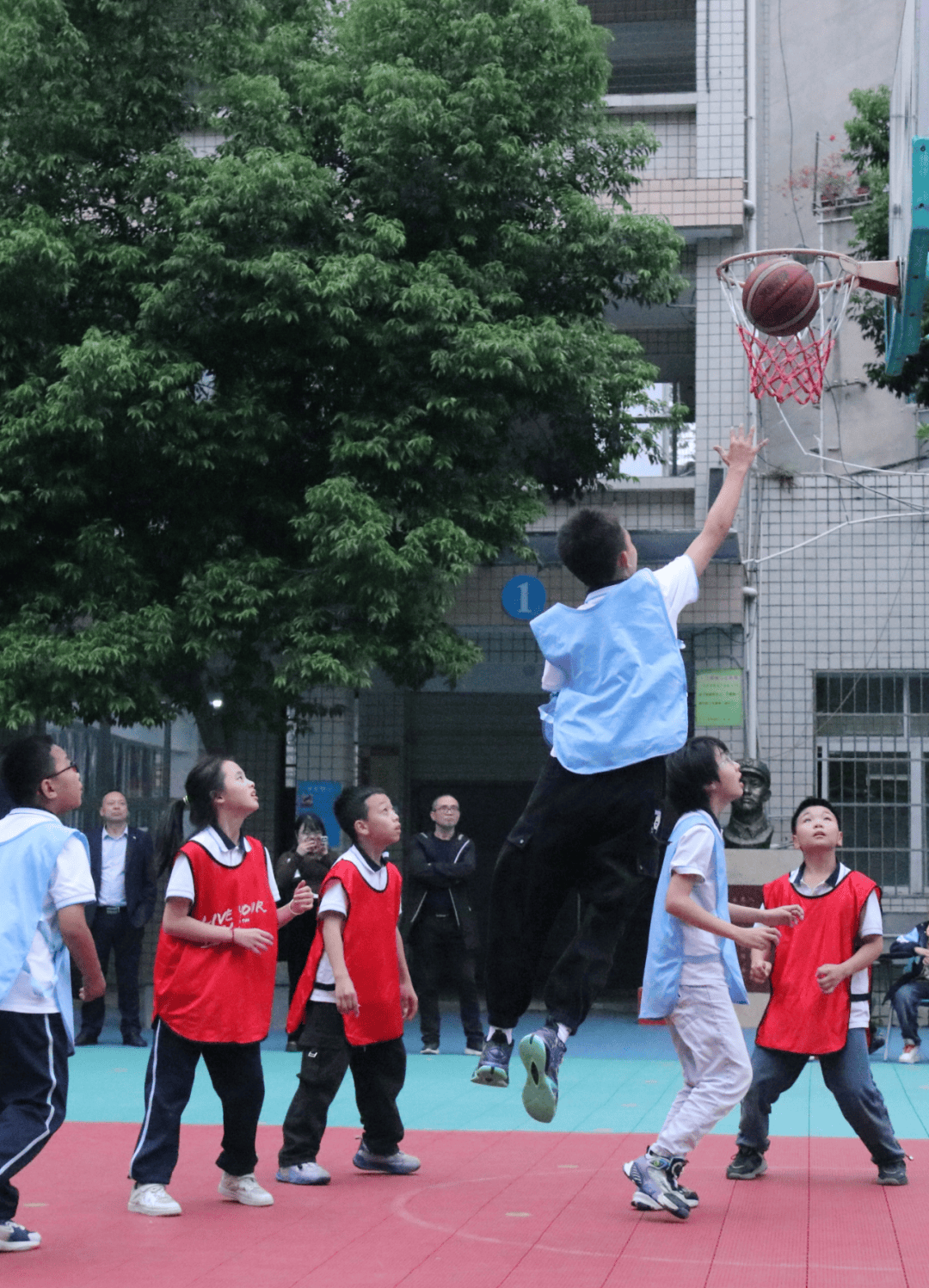 篮球爱好者疯狂围观比赛观战激烈